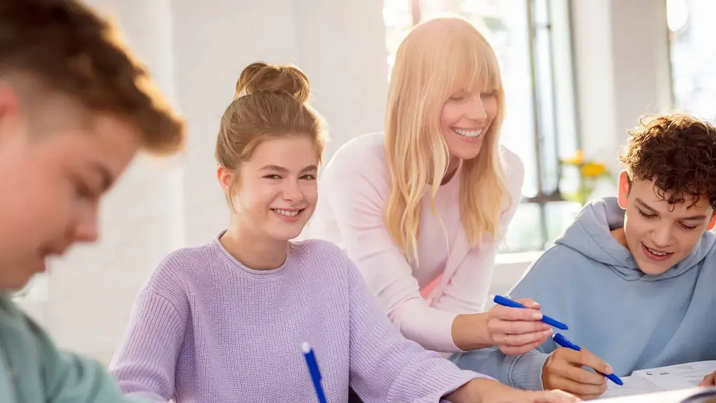 Nachhilfesituation mit Kindern und Lehrerin
